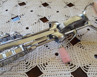 Vintage 50s Pink Ekco Best Flint Egg Beater/Hand Mixer Kitchen Utensil/Appliance