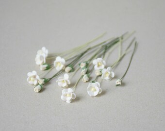 5-10 mm / 20 Cream Paper Flowers and Cream Rosebuds