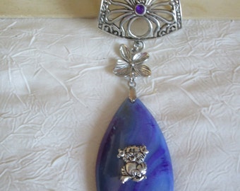 Bijou pour foulard en métal argenté "Un chat s'éclate sur une agate onyx"