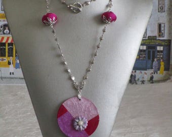 Collier plastron pendentif en bois laqué et céramique "Composition géométrique rose"