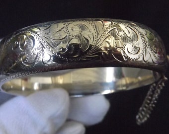 Classic Vintage Sterling Silver Hinged Bangle with Safety Chain Fully Hallmarked 1972