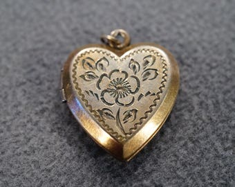 vintage 12 K yellow gold filled heart-shaped hinged locket with etched flower and leaves M3