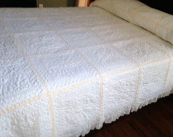 VINTAGE WHITE QUILT, Hand-quilted White Quilt, Full White Quilt, Double White Quilt, Lightweight White Quilt, White Quilt with Lace/Ruffle