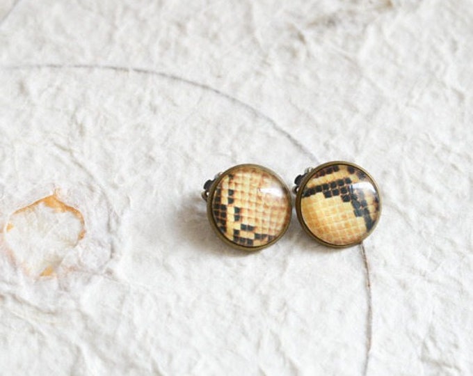 Animal Print // Snake Skin // Round clip-on earrings made from metal brass with image under glass // Fresh Trends // Boho Chic // Nature //