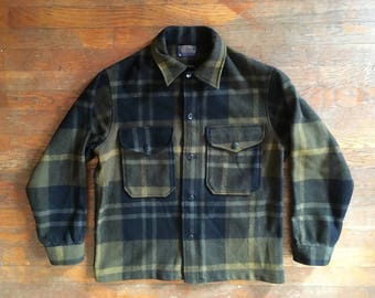 Vintage 1960s Mens PENDLETON Olive Green & Black Plaid Wool USA Made Short Hunting JACKET Coat Size Medium Mackinaw Outdoors Filson