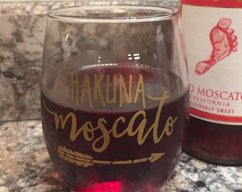 Hakuna Moscato Wine Glass // Funny Hakuna Moscato Wine Glass // Glitter Wine Glass // Wine Lover Gift // Moscato Lover Gift