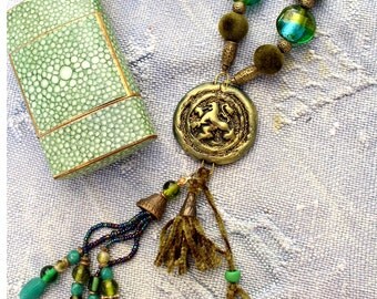 Retro necklace pendant and tassel, bronze and emerald green. Pate Fimo, velvet, Kashmiri, Murano, shell beads and bronze. Unique creation.