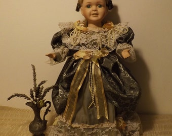Very beautiful antique doll head, hands and feet porcelain Collection MOUNTASER 1996