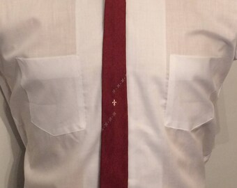 Vintage MENS dark red super skinny tie with fleur de lis emblem, circa 50s-60s