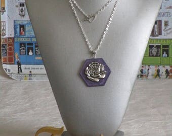 Ravissant collier pendentif en bois laqué hexagonal "Une rose argentée"