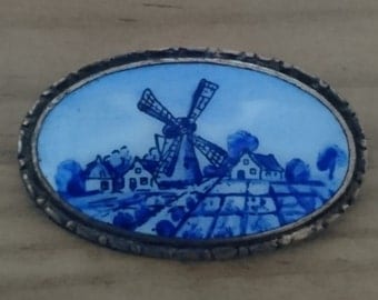 Vintage Dutch souvenir brooch