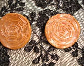 2 large buttons corrozo caramel icing *.