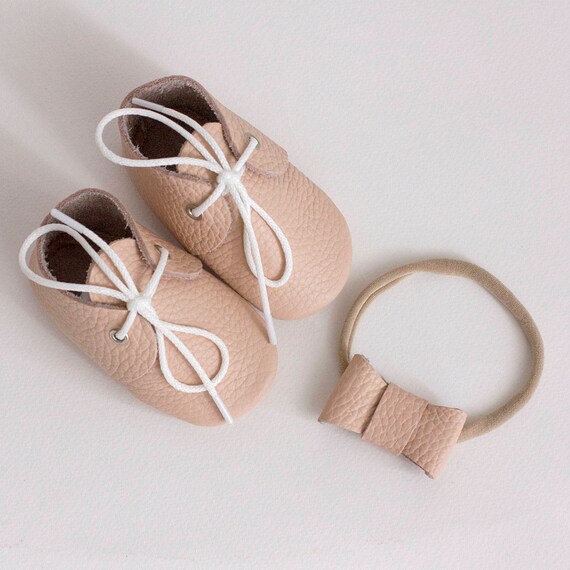 Set baby moccasins with shoe laces one size headband
