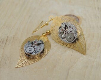 Boucles d'oreilles pendantes, mécanismes de montre, apprêt doré, pierres de rubis, steampunk, boucles d'oreilles steampunk dorées