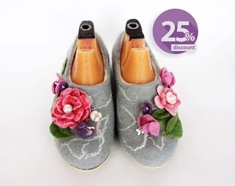 Wool house shoes - Women slippers with flowers - Felted wool slippers handmade - Shoes womens home - Custom slippers felted