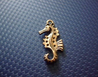 Fish in 28 mm x 15 mm silver seahorse charm or pendant