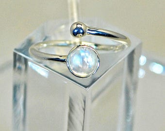 Ring in sterling silver with moonstone setting