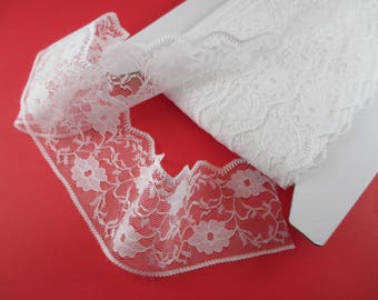 White lace nylon, width 5.5 cm.