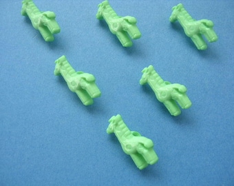 LOT 6 buttons: giraffe green height 18mm