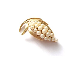 FREE DELIVERY! Vintage Crown Trifari Mid-Century 1960's Gold Plated Cornrow Pearl Brooch