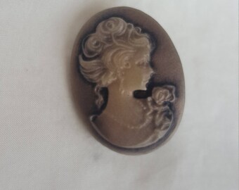 Medallion brooche in beige / grey, Victorian style. Broche médaillon beige /grise