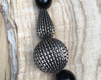 Collier court noir et argent vieilli
