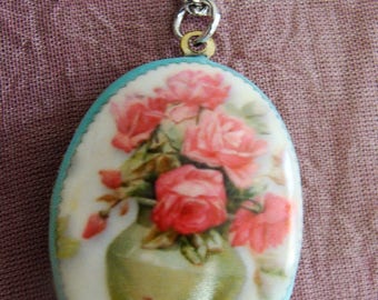 Vintage bouquet of roses pendant