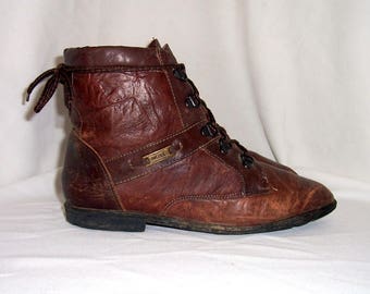 Sz 9m Women Vintage brown leather 1980s flat lace up ankle boots.