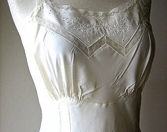 VERY Vintage Dress Slip Negligee Gown Peignoir Petticoat Trticot Nylon Buttercream Ruffle Hem 34
