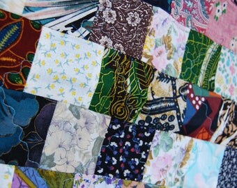 Small multicoloured squares quilt