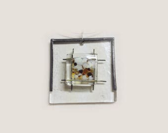Pendentif - Bijou fantaisie en verre émaillé - fusionné à haute température avec insertion métal - cordon métal et fermoir à vis