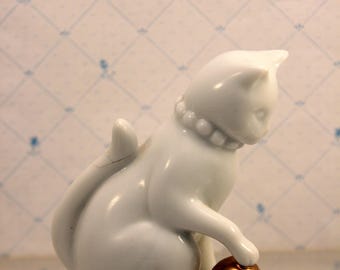 Curio Cat Collection Figurine Blanc De Chine Franklin Mint White w Gold Ball Porcelain Miniature Cat 1988