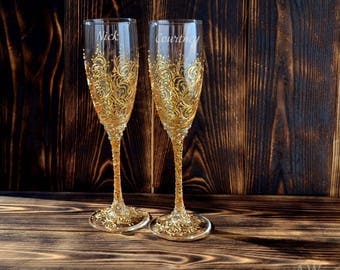 Gold Wedding Champagne Flutes Wedding Champagne Glasses Gold Toasting Flutes Gold Wedding Set of 2 Personalized Wedding Decor Bride & Groom