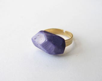 Bague graphique dorée et fausse pierre améthyste en pâte polymère