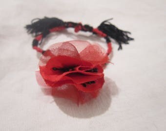 bracelet brésilien noire et rouge, pompon et centre fleur coquelicot.