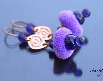 Pompom Girl améthyste - boucles d'oreille verre et cuivre, gravure à l'eau forte - Style Bohême - lampwork - bo Gaelys