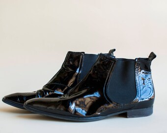 Vintage Chelsea boots, pointed toe black leather ankle boots, shiny leather Mod pull on women boots, 1980s boots