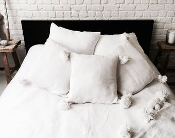 Coussin pompons / coussins / blanc / ethnique / Maroc / Boho / bohème / cushion / pillow / pompoms / pompons / bohemain / textiles
