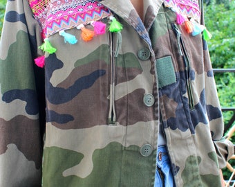 veste kaki militaire vintage camouflage broderies ethnique, pompons multicolore
