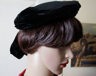 Original 1940s black velvet and felt hat. Vintage.