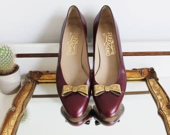Vintage Salvatore Ferragamo Italian Burgundy Maroon Leather Metal Gold Decorative Bow Front Wedge Small Heels Shoes Size UK 3 EU 36 US 5