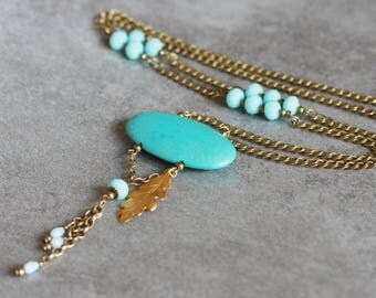 Cabochon turquoise and gold charm necklace