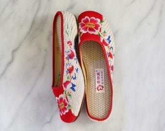 Chinese Beige and Red Floral Embroidered Slippers