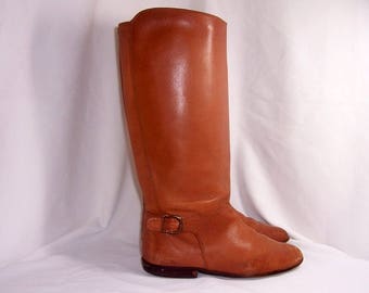 Sz 7.5 Vintage tall brown leather 1980s women flat riding boots.