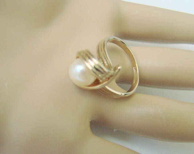 Vintage 14KT Gold Electroplate ESPO Modernist Simulated Pearl Ring / Size 7 1/2 / Jewelry / Jewellery / CIJ Sale 20% Coupon Code (CIJSALE2)
