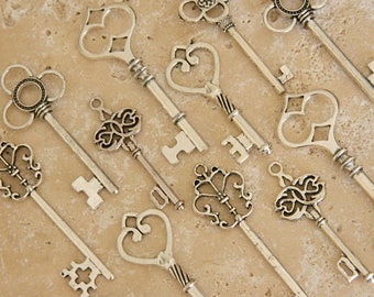 30 skeleton keys silver keys bulk wedding favors steampunk keys Alice in Wonderland keys antique keys vintage old keys clés anciennes charms