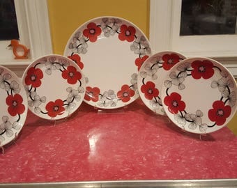 10.25" (26 cm) Arabia Finland Isokukka Plate and 4 Dessert Plates