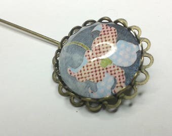 Brooch pin flower woven round blue & Red