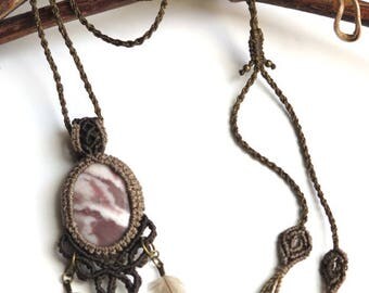 Macrame necklace Pink Jasper, cruelty free duck feathers - Colleir macrame Jaspe rose, plumes de canard sans cruauté