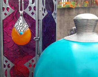 Sautoir style ethnique, grosse perle tibétaine orange